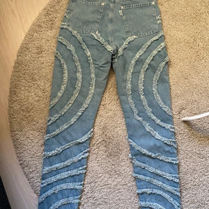 Skit snygga RAGGED jeans❤️‍🔥 - Skit snygga the ragged jeans. De är helt nya..packade precis upp de men var alldeles för små för mig. Köpte på asos men går ej att skicka tillbaka💗 hör gärna av vid intresse!💕