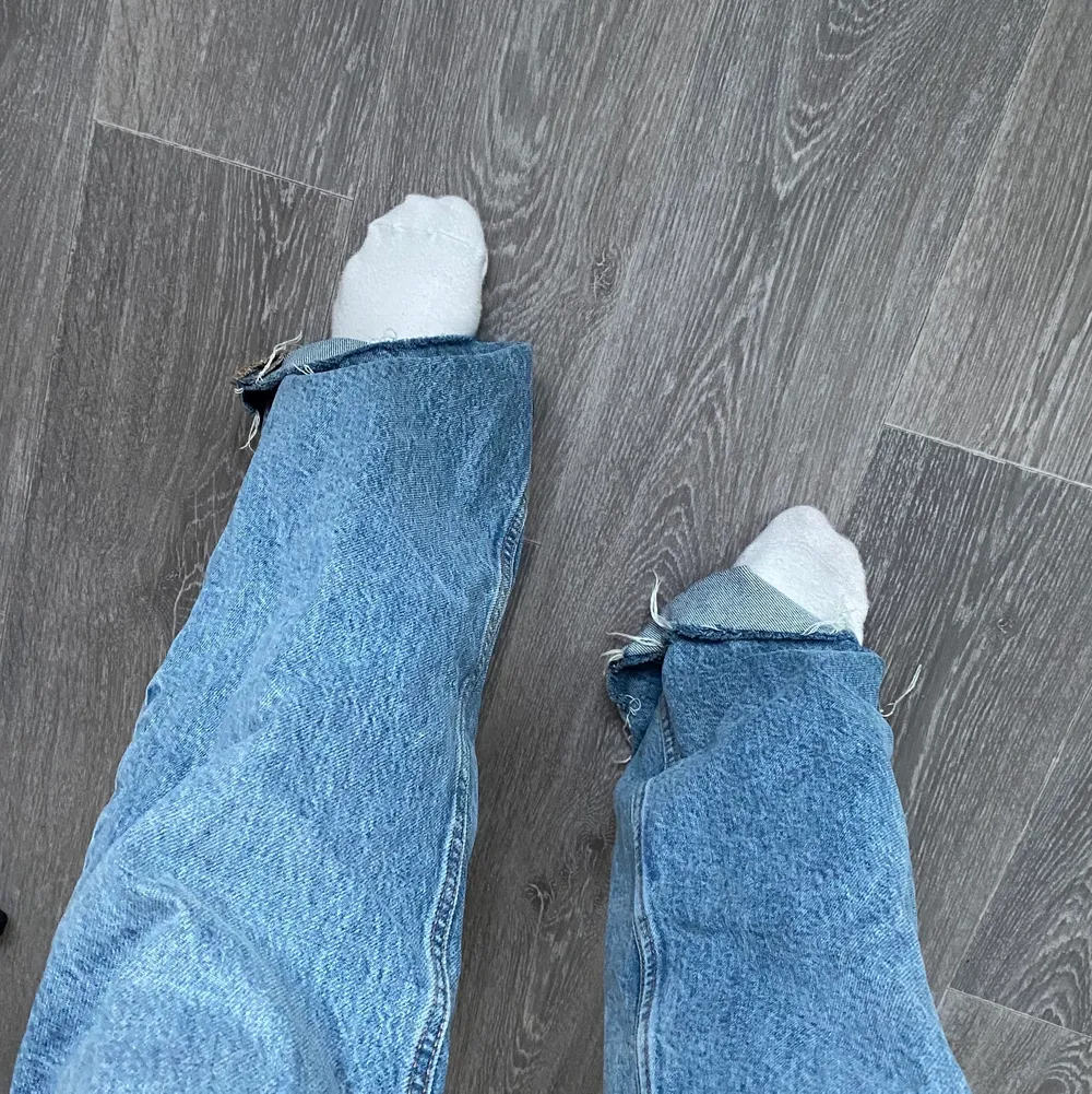 Ett par high waist Jeans från Zara som inte kommer till användning. Långa i benen och i loose fit. Använda fåtal gånger💗                                                                                  Hör av er för fler bilder                                                    Köparen står för frakten. Jeans & Byxor.