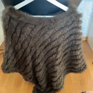 Hollies poncho - Säljer nu min gröna hollies poncho då jag aldrig får användning av den vilket också gör att den är i väldigt bra skick tror faktiskt jag aldrig använt den. Storlek s