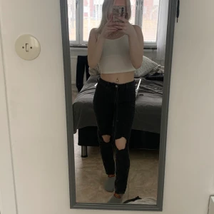 Svarta jeans - Svarta jeans med hål,aldrig använda då dom inte är min stil och det är också varför jag säljer dom.inga skador eller liknande