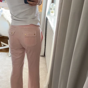 Juicy couture byxor  - Pågrund av oseriösa köpare så lägger jag upp igen. Säljer mina rosa juicy byxor i bra skick. Ni kan gärna buda 