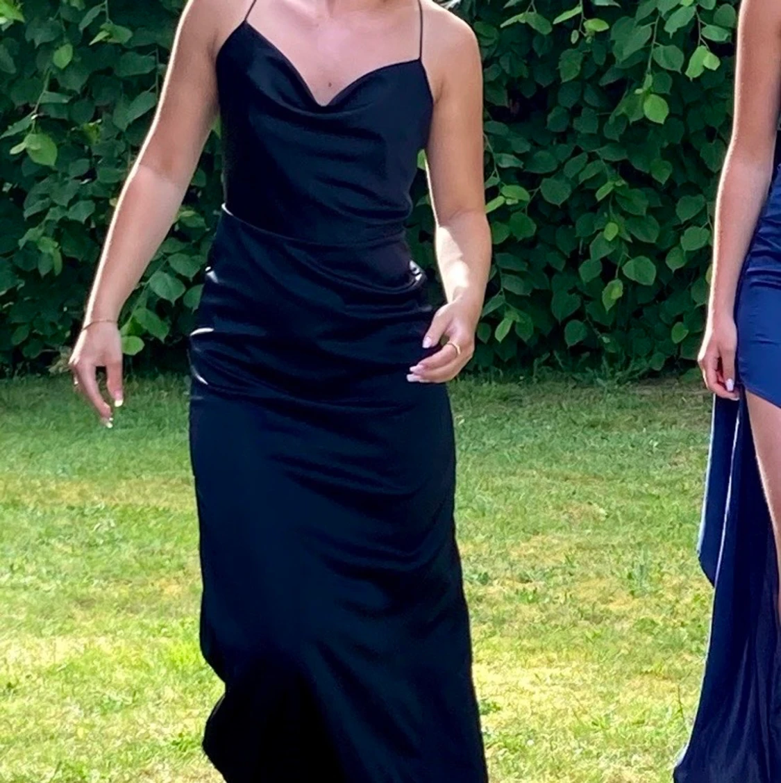 Svart långklänning i satin - 91