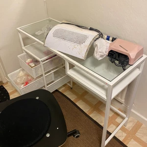 Nagel kit  - Säljer bord, stol, utsug, uv lampa och lite smått plock om man är intresserad.