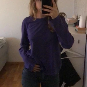 lila långärmad  - Säljer min superfina långärmad lila tröja köpt på weekday pga att jag inte får användning för den, använd ca 3-4 gånger och är i fint skick!😚