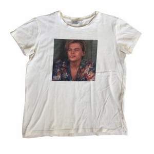 En vit t-shirt med en bild på Leonardo Dicaprio från Romeo & Juliet på! Tröjan är i storlek S och är perfekt för dig som vill ha en Leonardo merch☺️