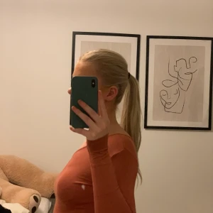 Topp från NA-KD  - Långärmad tröja med en arm från NA-KD, normal i storleken , bra skick 