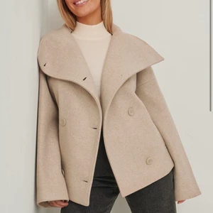 Beige jacka - Säljer nu denna populära jacka från NA-KD som är slutsåld i alla storlekar. Jackan är använd ett fåtal gånger, därav är den i väldigt bra skick. Jackan är i storlek 32 men skulle säga att den passar en som bär 34 eller 36 också. Nypris är 989. Buda från 800!!!