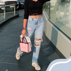 Jeans  - Säljer denna jeans som köpt från Gina❣️ använd en del förut och skicket är fortfarande väldigt bra! 