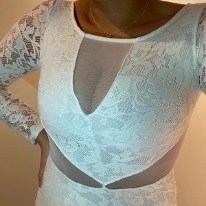 Klänning storlek XS - Säljer en vit spetsklänning som använts en gång. Strl XS, pris 150kr