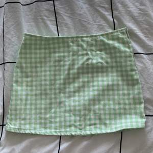 Kjol från Asos i superfint grönt ginghammönster!😍 Satt tyvärr inte som jag ville så måste sälja vidare, nyskick 🤍