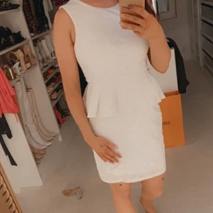 Peplum Klänning  - Peplum klänning från H&M i vitt med mönster. Fint skick. 