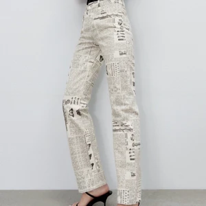 Super snygga newspaper jeans  - Säljer dessa super snygga och unika newspaper jeans från Zara med prislappen kvar! Hur coola?!! Det är helt slutsålda på hemsidan och är storlek 40 men skulle säga att det passar mig som vanligtvis har 38. Dessa är små i storleken💗 hör av dig vid eventuella frågor eller funderingar! 