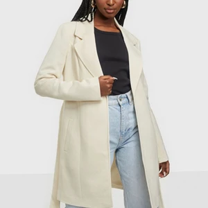 Vero Moda Kappa - Säljer en kappa från Vero Moda köpt via Nelly! Kappan är i bra skick och är använd endast några gånger. Säljer för jag inte har någon användning av den längre.  Kappan har färgen krämvit. Storleken är L men passar mig alldeles utmärkt som är M.💕