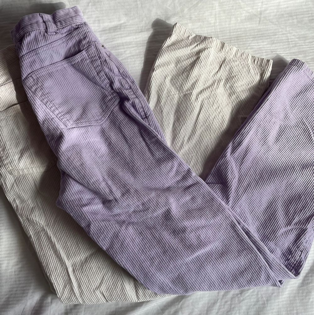 TvĂ„ par Monki Manchester byxor/jeans i lila o beige/vit som inte kommer till anvĂ€ndning lĂ€ngre! Passar 150-170 cm skulle jag sĂ€gaâșïžBĂ„da Ă€r i storlek 32â€ïžBĂ„da Ă€r i bra kvalitet! Dock har de vita nĂ„gon konstig flĂ€ck men tvĂ€ttar igen innan jag fraktar!â€ïžKöptes för 350kr/st! UtsĂ„ldađ„°. Jeans & Byxor.