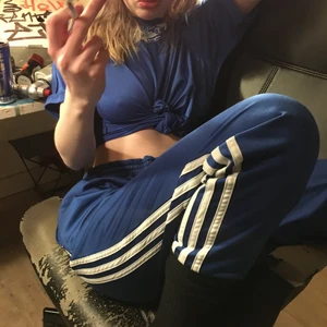 adidasb byxor mjukisar och matchande Champions tröja - Matchande fin blå färg o champion tröja skriv för fler bilder✨✨☮️💖 och pris kan alltid diskuteras✨🦋