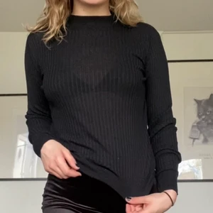 Svart tröja - Tröja med typ randigt mönster eller hur man nu ska förklara det. Säljer pga. flytt ☺️ Mina mått hittar ni i min profil om ni är osäkra om plagget kommer att passa er! ❤️