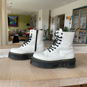 Dr.martens  - Super snygga Dr.martens att ha både på vintern och sommaren! Köpta i butik för ca 1 år sedan (nypris 2.800). Skorna är i fint skick då jag inte använt dom så mycket. Dock har dom lite slitningar längst fram därav priset. Skriv om ni vill ha fler bilder!💕