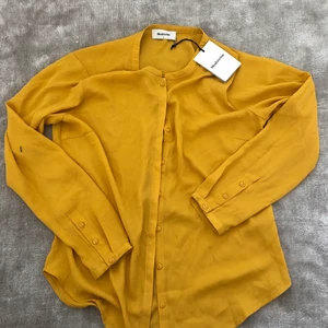 Oanvänd gul cyler skjorta modström  - Oanvänd gul skjorta från Modström med fantastiskt fina detaljer vid hals, rygg och ärmar. Vid frågor är det bara att skriva ! 💞