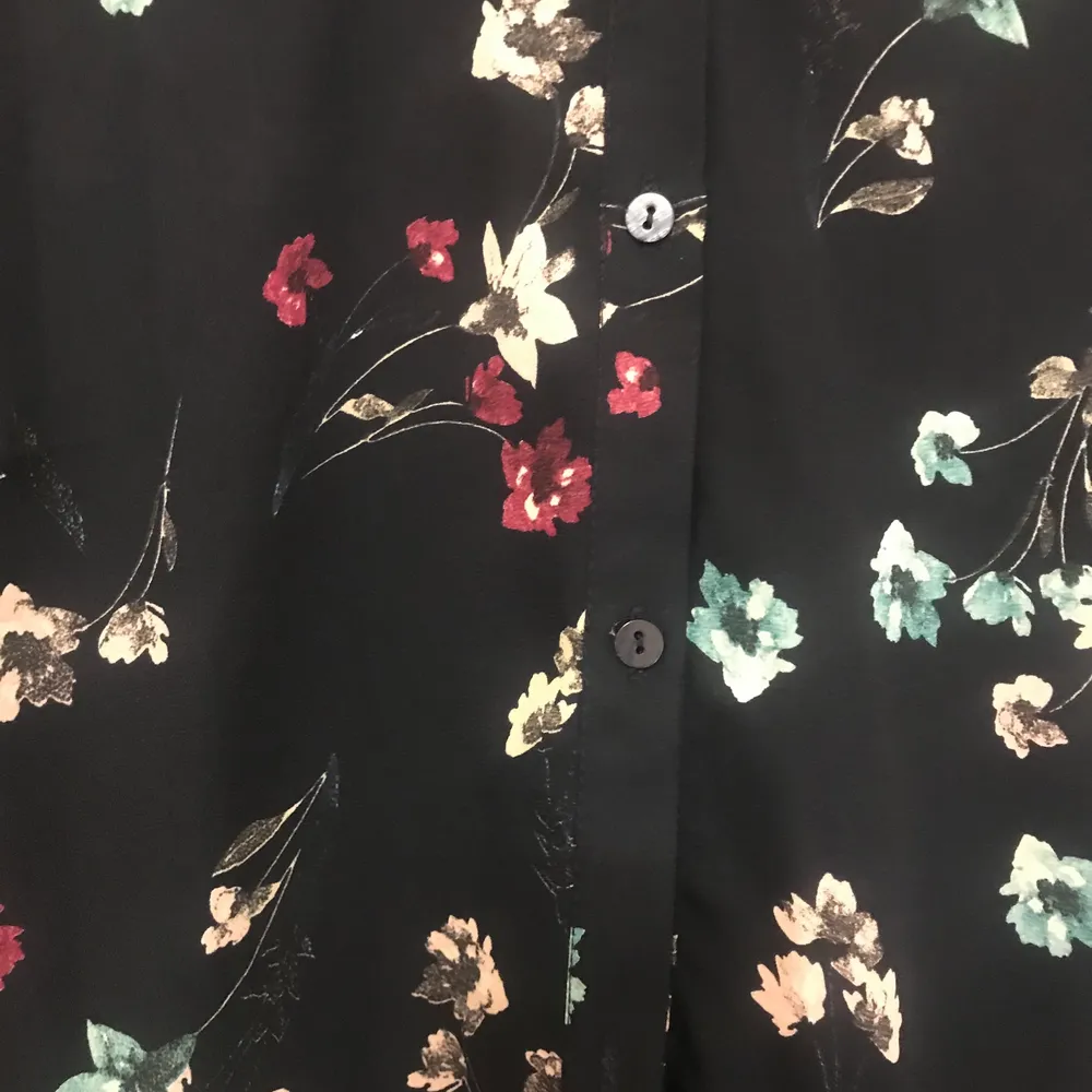 Navy shirt with flower print in perfect condition from the brand Bonmarche. Size is UK 12. Purchased from Bonmarche store in the UK.. Blusar.