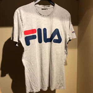 Grå Fila t-shirt - Grå fila t-shirt | Hör av er om ni har frågor eller vill ha fler bilder |