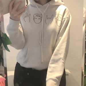Dolan twins hoodie - En Dolan Twins, merch hoodie! Har haft den i några år och den har blivit mycket använd! Köparen står för frakt! ❣️❣️