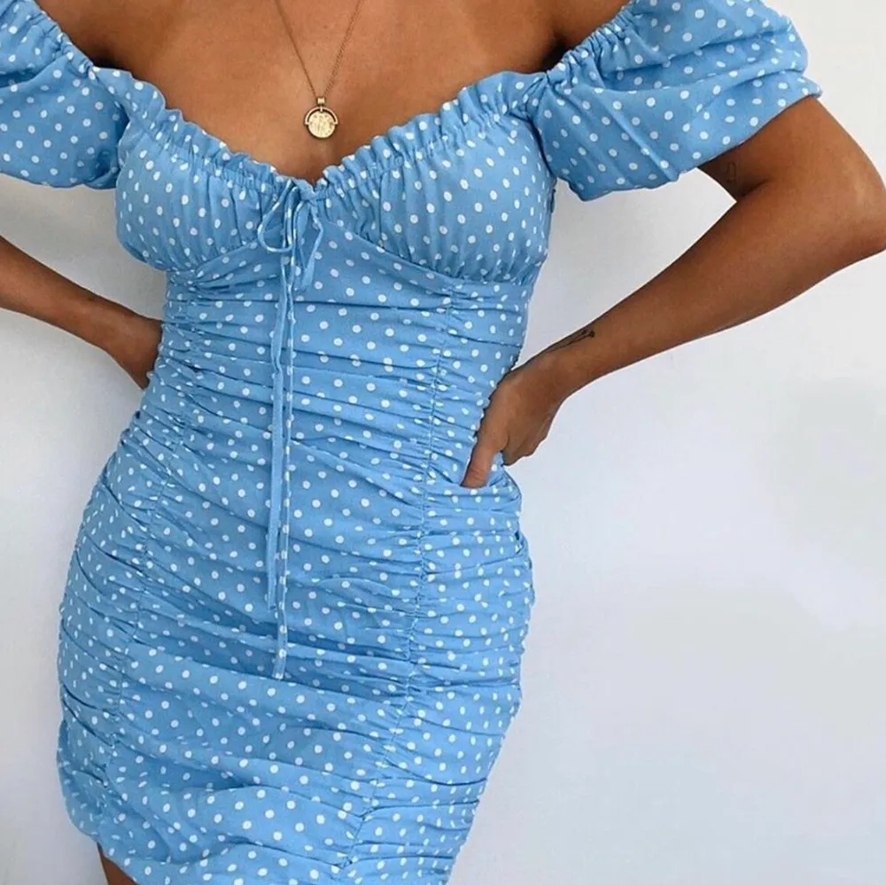 En superfin blå klänning perfekt till sommaren! Köpt från ZARA sommaren 2020. Endast använd en gång. Dragkedja i sidan på klänningen. Tredje bilden är lånad men visar upp en mer rättvis bild av färgen! Köparen står för frakten. Är flera intresserad blir det budgivning.. Klänningar.