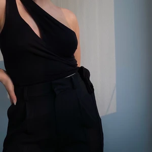 Topp från Na-kd - Oanvänd topp från na-kd i storlek XS, endast fotad i. Man knyter den i sidan. Andra bilden är lånad från na-kds hemsida. Frakt tillkommer på 45kr. 