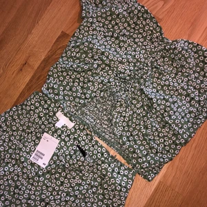 Blommigt set - Blommigt set från H&M! Sista bilden är rätta färgen (ser mörkare ut är vad de är på dom första)! Kjolen är oanvänd! Storlek 38, men passar mig som är 36! 