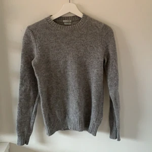 Grå stickad sweatshirt  - Grå stickad sweatshirt från United colors of benetton stickad med italienskt garn. Säljes för 200kr exklusive frakt,  aldrig använd och passar XS- S 