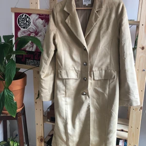 Popin Klæer kappa  - En fin vintage kappa från dansk märke Popin, mycket mjuk sintetisk material i trendigt beige färg.