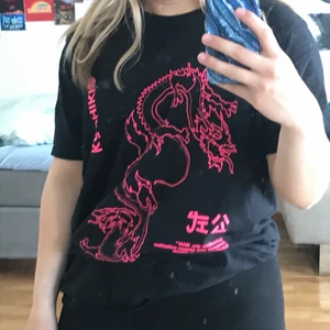 T-shirt🪐 - Skitcool t-shirt med oversized passform och bra kvalite🖤 Passar XS-L