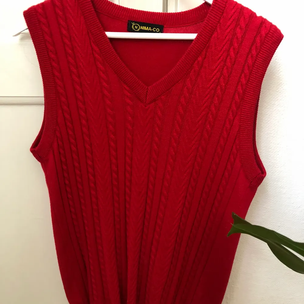 Oversize sweater vest i cool röd färg. Sitter bra på mig som är S/M (det är en large). I bra kvalite, använd ett fåtal gånger. Köpt på vintagebutik. Frakt tillkommer. Vid högt intresse - gäller budgivning. Hoodies.