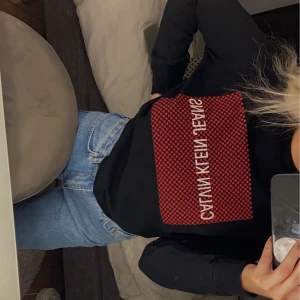Tröja med stjärnor  - En svart tröja med röda stjärnor från Calvin Klein, köpt för 1000kr och är använd en gång! 