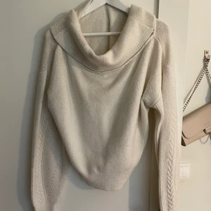 Stickad tröja används cirka 2 ggr - En stickad tröja inget speciellt märke, knappt använd. Köpare står för frakt!!