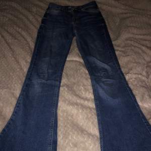 Blåa bootcut jeans i storlek xs. Passar mig inte så Drf jag säljer dessa. Mått: höften-34cm Innerbenslängd-72 cm