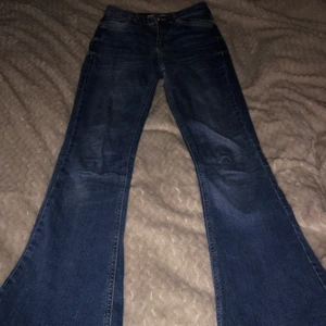 Gina Tricot bootcut jeans - Blåa bootcut jeans i storlek xs. Passar mig inte så Drf jag säljer dessa. Mått: höften-34cm Innerbenslängd-72 cm
