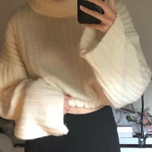 Stickad tröja  - Super din stickad tröja från Gina som jag sytt så den blir croppad, jättefin och mjuk 