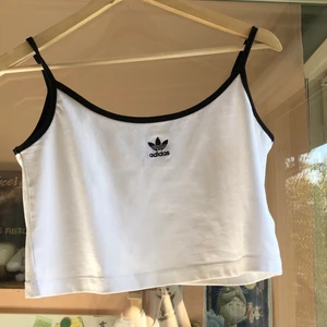 adidas linne - säljer detta fina croppade linne! köptes på plick men passade inte riktigt, tror den är från urban outfitters från början💕 känns som ny, skriv vid frågor