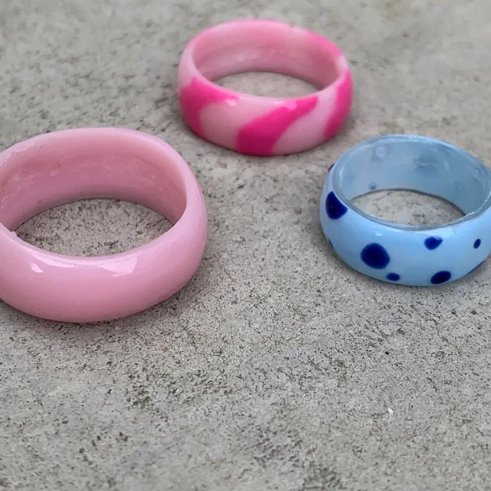 Säljer dessa fina färgglada ringar som jag har gjort själv med olika färger och mönster. Perfekta nu till sommaren!🤩💗 Jag kan även göra nya ringar i önskad storlek, färg och mönster!💕30kr/styck. Köparen står för frakten😊. Accessoarer.