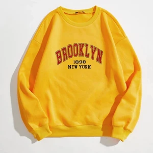 Gul tröja - Gul tjocktröja, med text. Mjukt innehåll. Använd 1-2 ggr