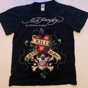 Ed Hardy T-shirt - T-shirt ifrån Ed Hardy. Sjukt snygg men kommer tyvärr inte till användning. Väldigt bra skick. Möts upp i Stockholm annars kostar frakt 42kr💞