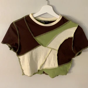 crop top 🤍 - helt oanvänd crop top från shein, endast prövad för bilderna! säljer pga blev för liten på mig. tröjan är storlek M men sitter mer som en S 🤍 (frakt ingår ej)