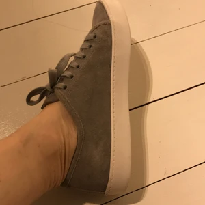 DKNY - DKNY sneackers i mycket fint skick.  Leather upper, EU 37,5 UK 4,5 upplevs som liten i storlek. 