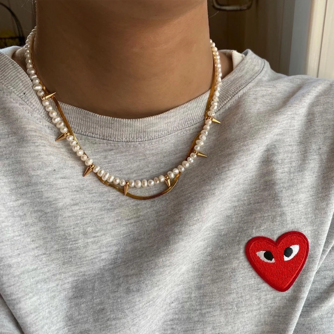 Pärlhalsband med nitar