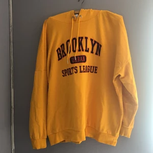 Hoodie - En jätteskön hoodie från new yorker i storlek M🧡 