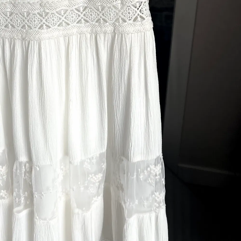 Säljer en vit klänning. Den är i storlek S.  Den sitter perfekt i midjan och är använd en gång . Klänningar.