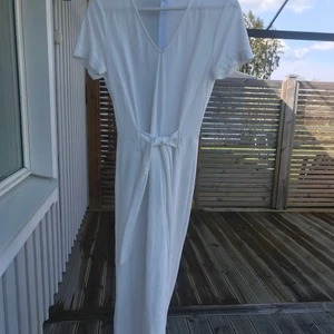 Jumpsuit  - Vit jumpsuit från Mango. Försluts med dragkedja på baksidan. Använd en gång på skolavslutning. Inköpt för 499:-, mitt pris 199:-,  Frakt tillkommer.