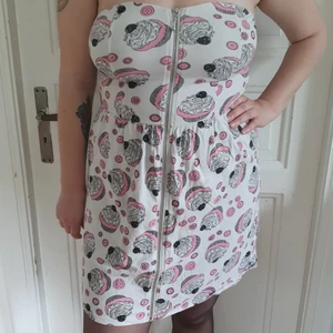 Vit Tubklänning med cupcakemönster - Vit Tubklänning med cupcakemönster