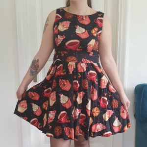 Lady Vintage Svart Cupcake klänning Storlek 14 - Svart Rockabilly klänning med cupcakemönster
