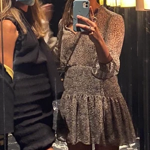 Zara klänning - Säljer denna klänning som är endast använd vid två tillfällen!!